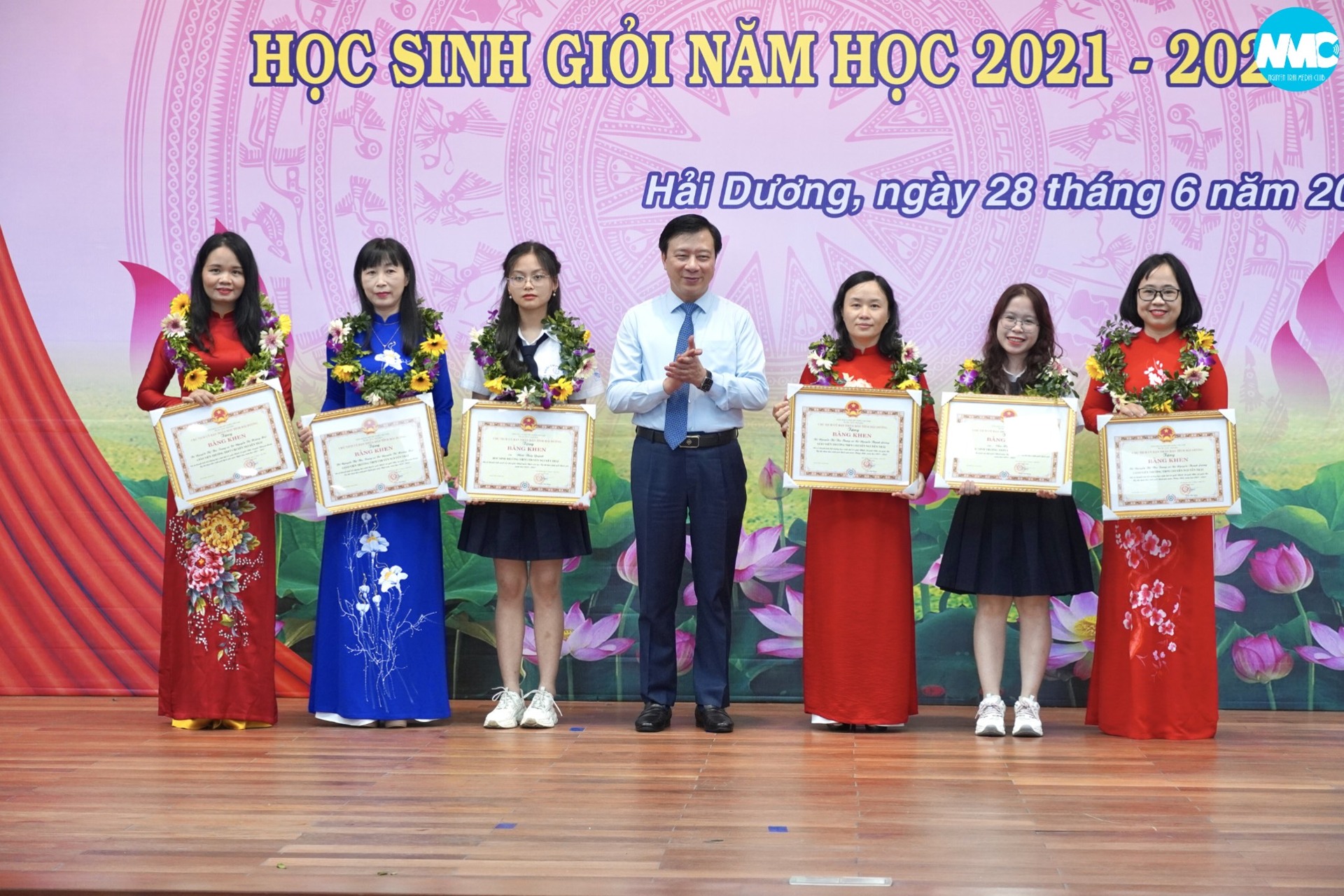 Lễ Tuyên dương khen thưởng học sinh giỏi, giáo viên giỏi năm học 2021-2022